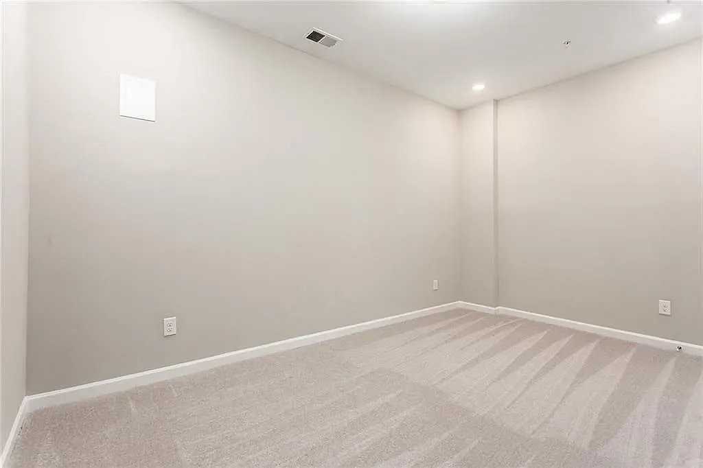 256 Commons Ave - Photo 5 of 20