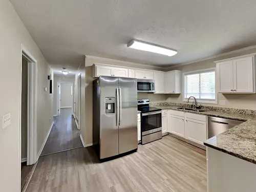 550 Transit Cir - Photo 2 of 6