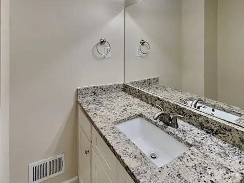 550 Transit Cir - Photo 4 of 6