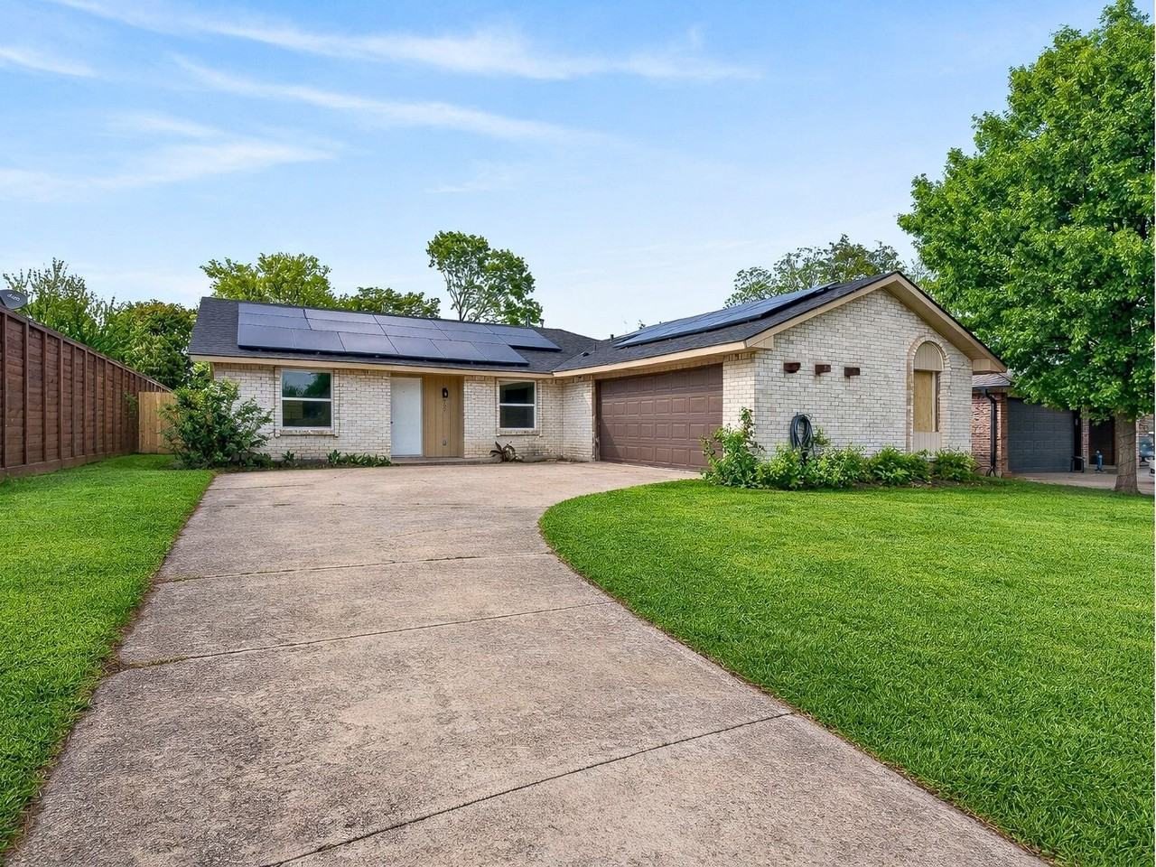 709 Brookview Dr - Photo 2 of 17