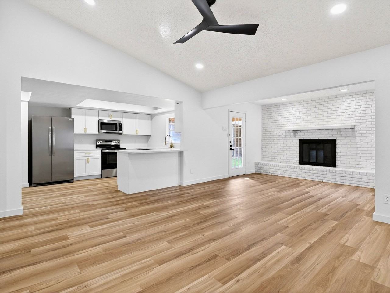 709 Brookview Dr - Photo 3 of 17