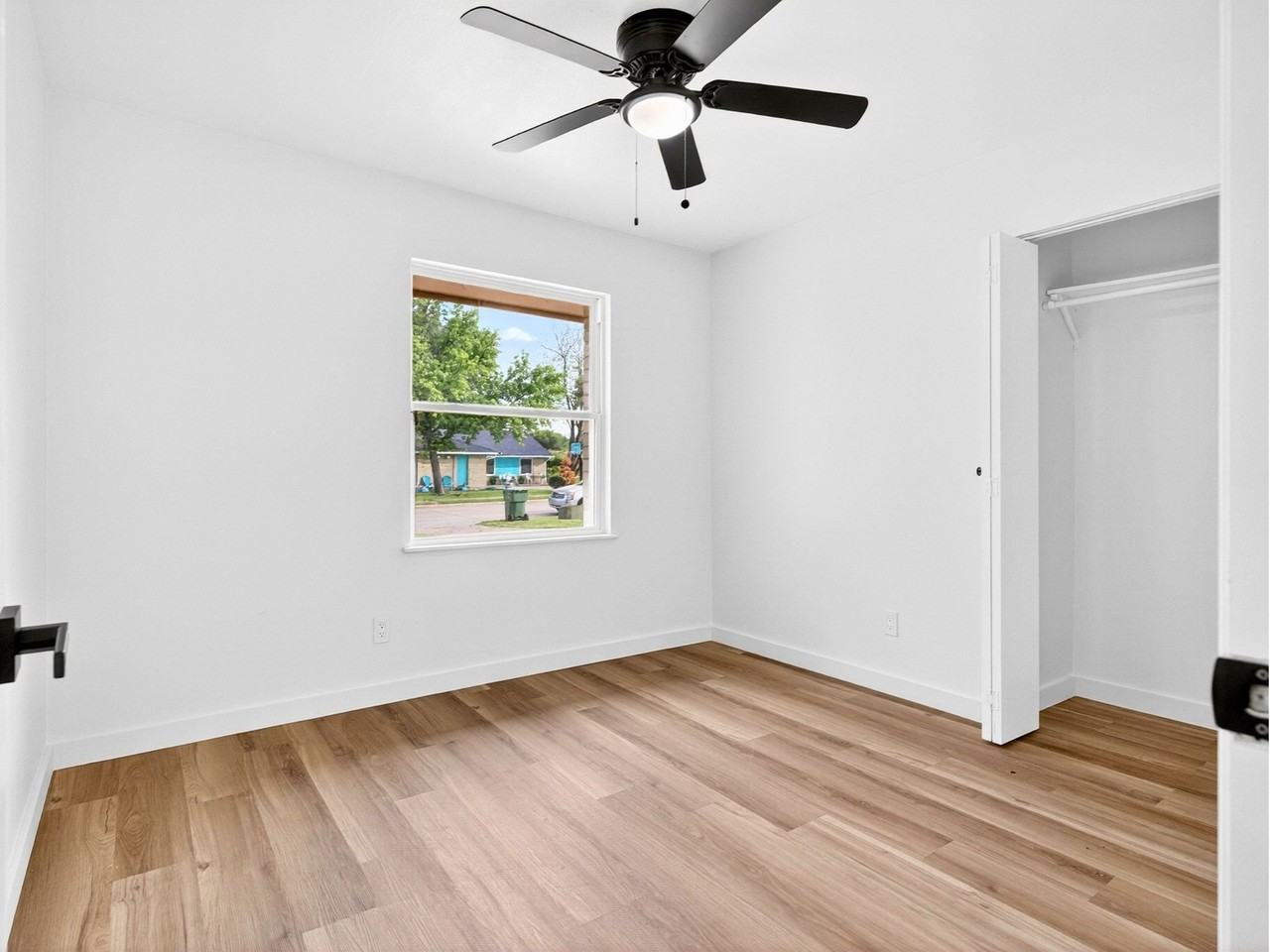 709 Brookview Dr - Photo 5 of 17