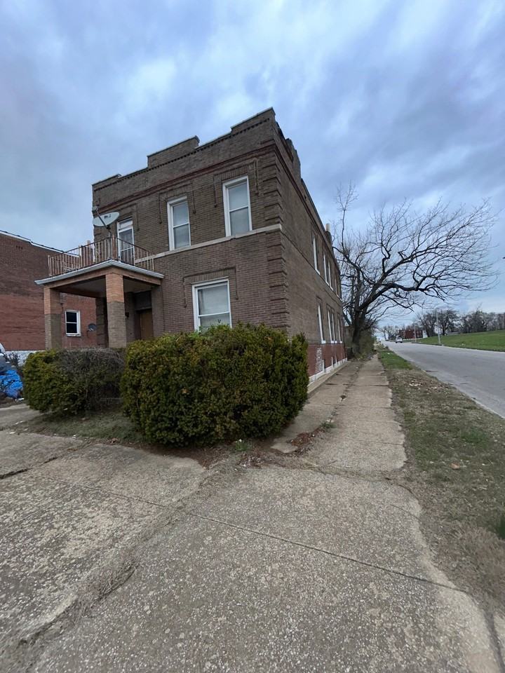 5601 Lotus Ave - Photo 2 of 20