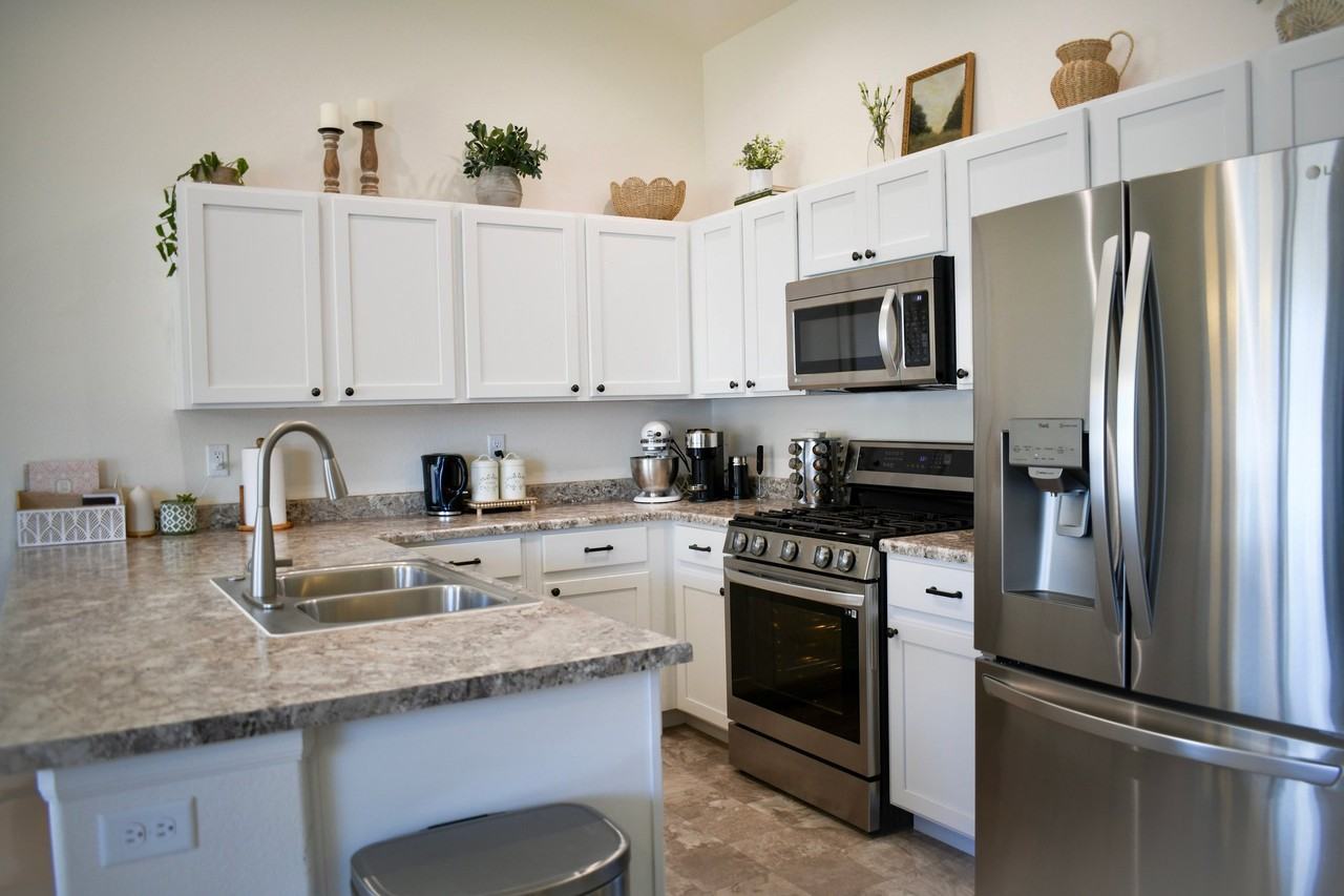 916 Greenbrook Dr - Photo 4 of 16