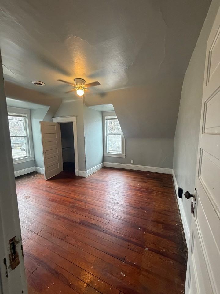 616 W 6th St - Photo 5 of 16