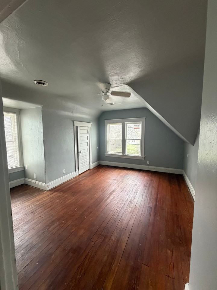 616 W 6th St - Photo 7 of 16