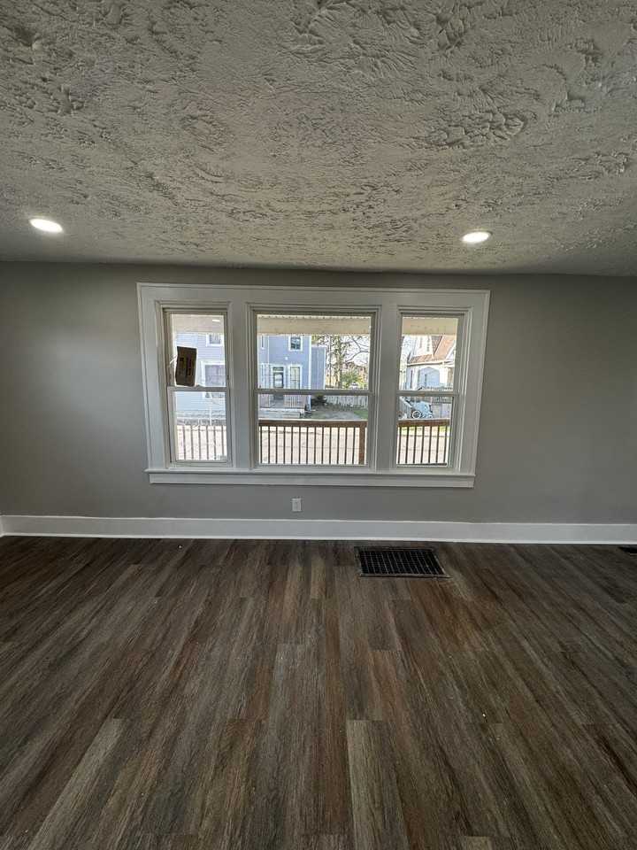 120 W Brown Ave - Photo 2 of 18