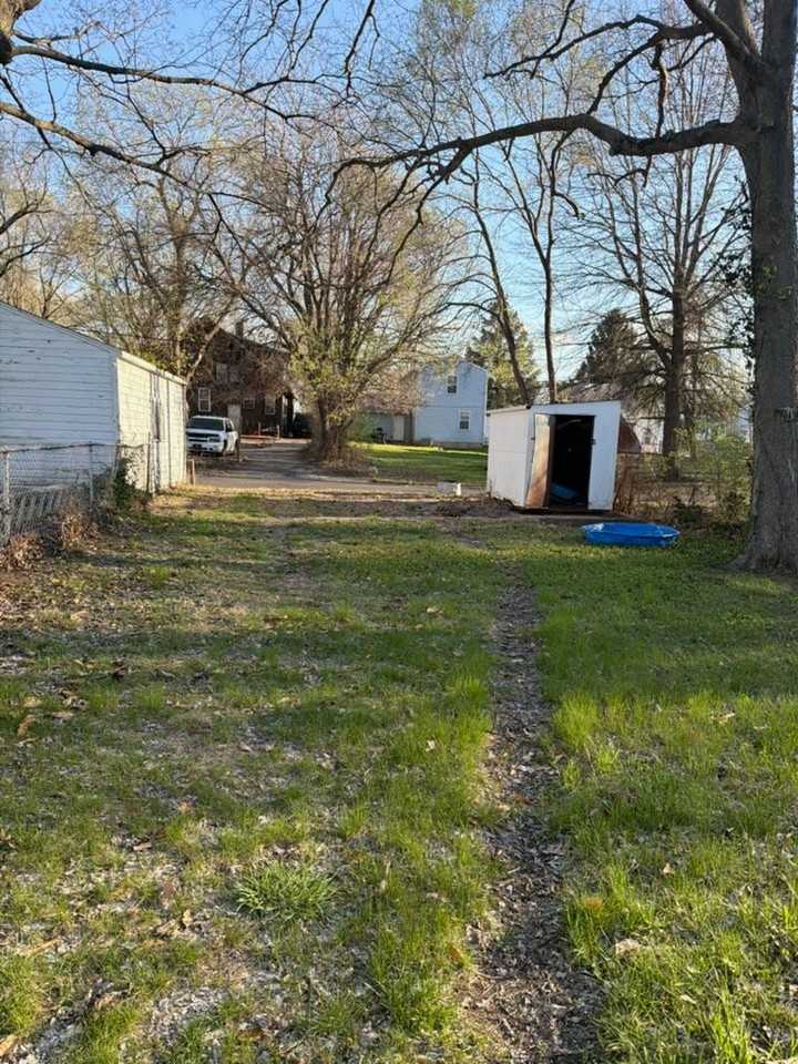 1022 W Adrian G Hinton Ave - Photo 4 of 18