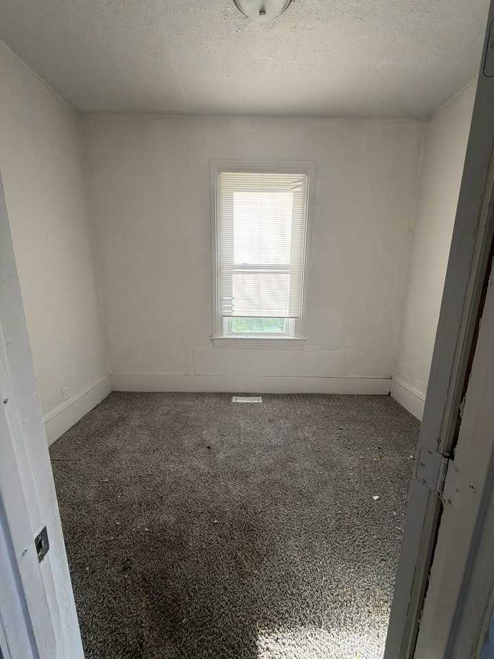 1022 W Adrian G Hinton Ave - Photo 7 of 18