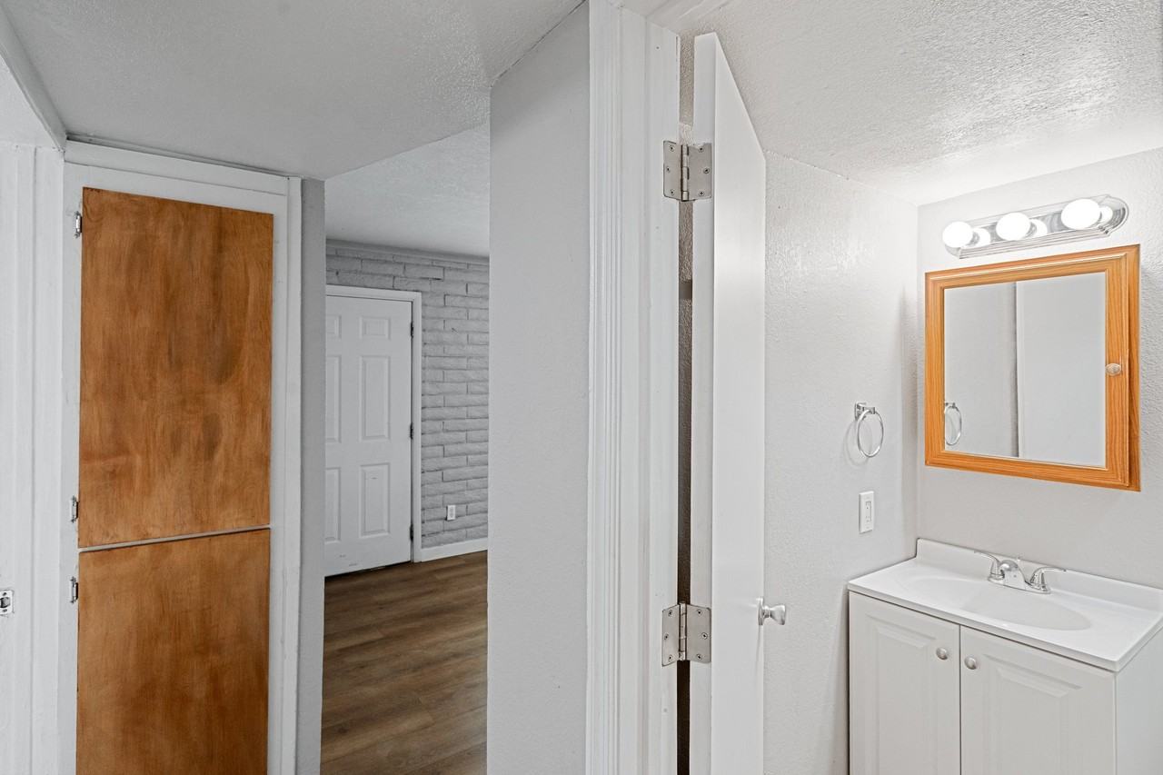 1106 N 25th Pl - Photo 5 of 12