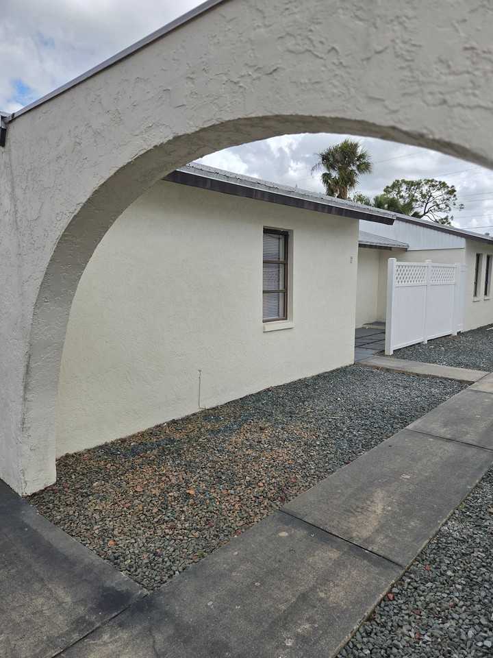 1214 Se 8th St #7 - Photo 2 of 14