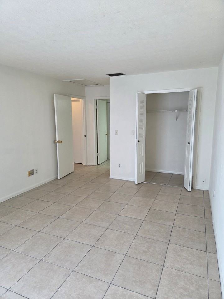 1214 Se 8th St #7 - Photo 4 of 14