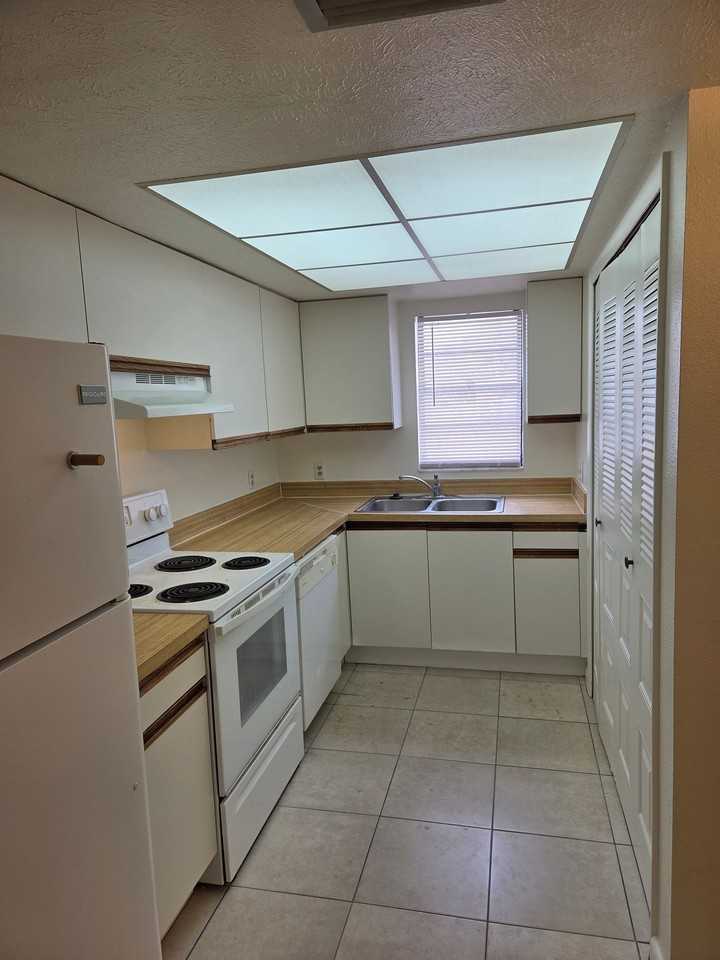 1214 Se 8th St #7 - Photo 7 of 14