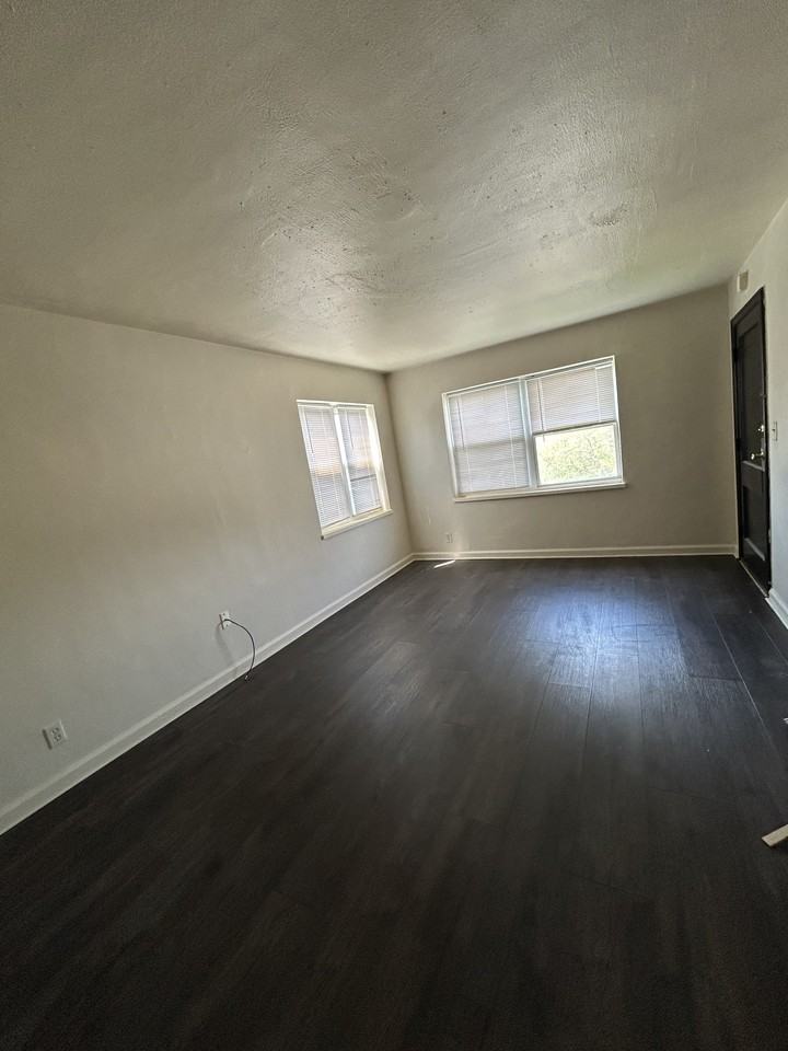 638 Redwood Ave #4 - Photo 3 of 4