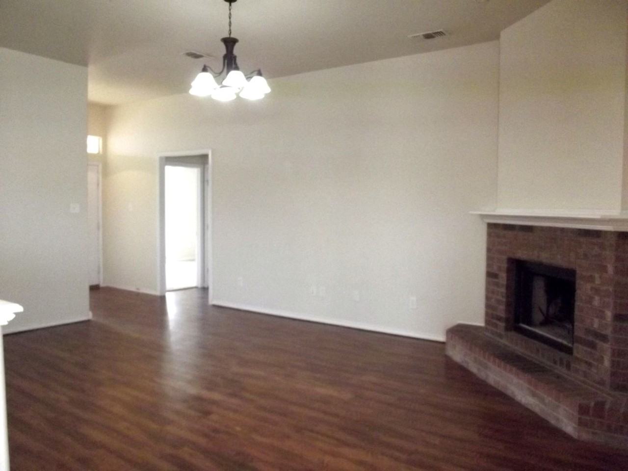 6502 93rd St - Photo 6 of 23