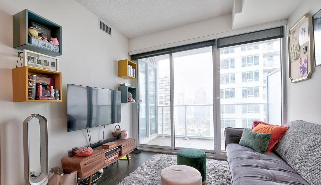 19 Bathurst Street - Photo 5 of 17