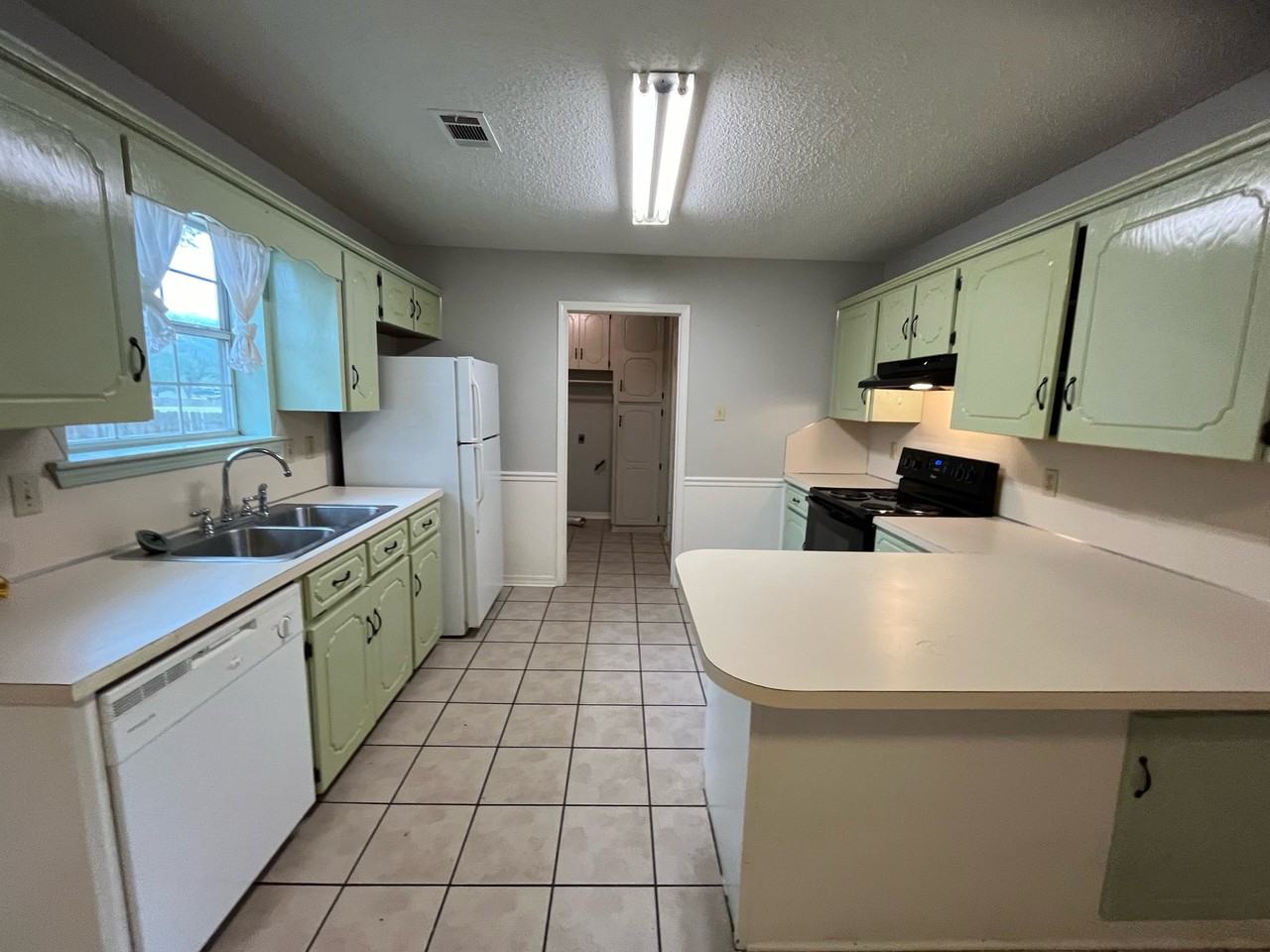 28 Park Cir #1 - Photo 6 of 13