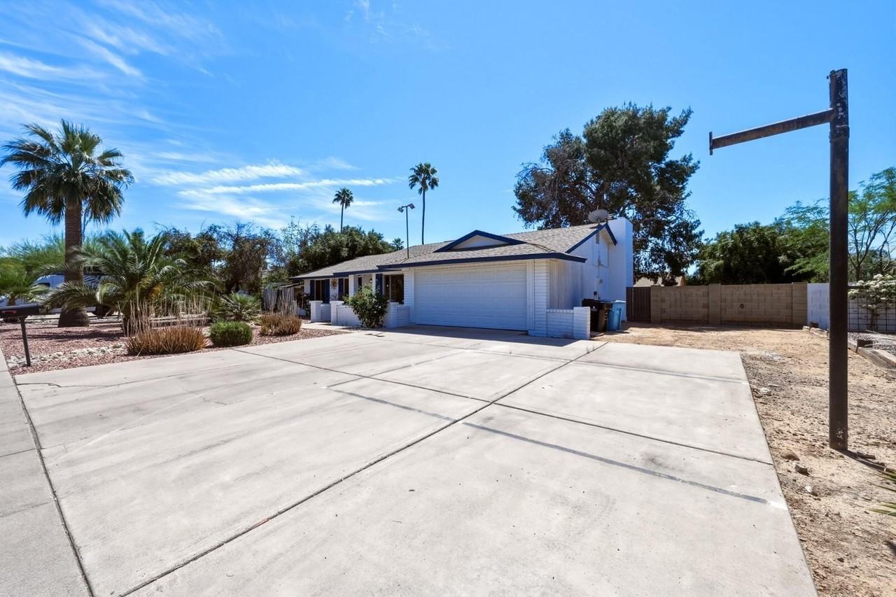 5229 E Winchcomb Dr - Photo 2 of 25