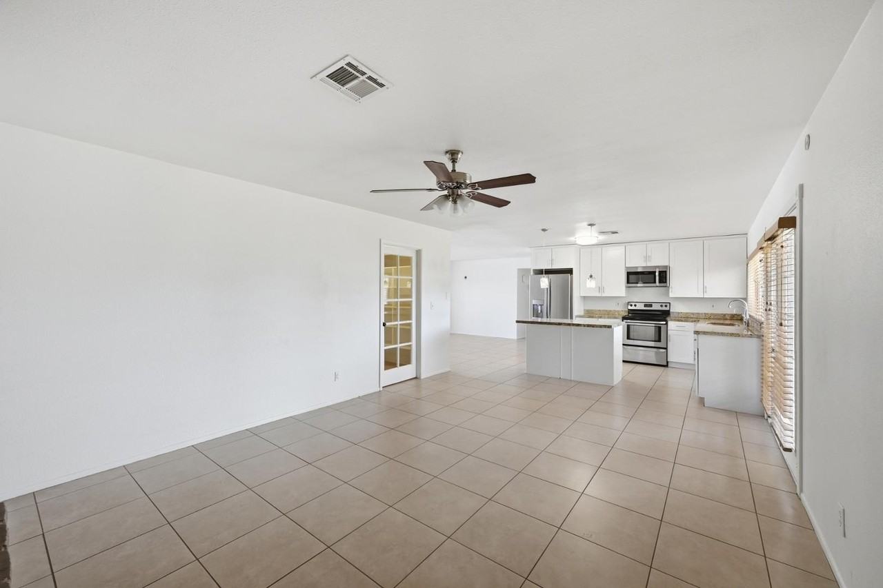 5229 E Winchcomb Dr - Photo 6 of 25