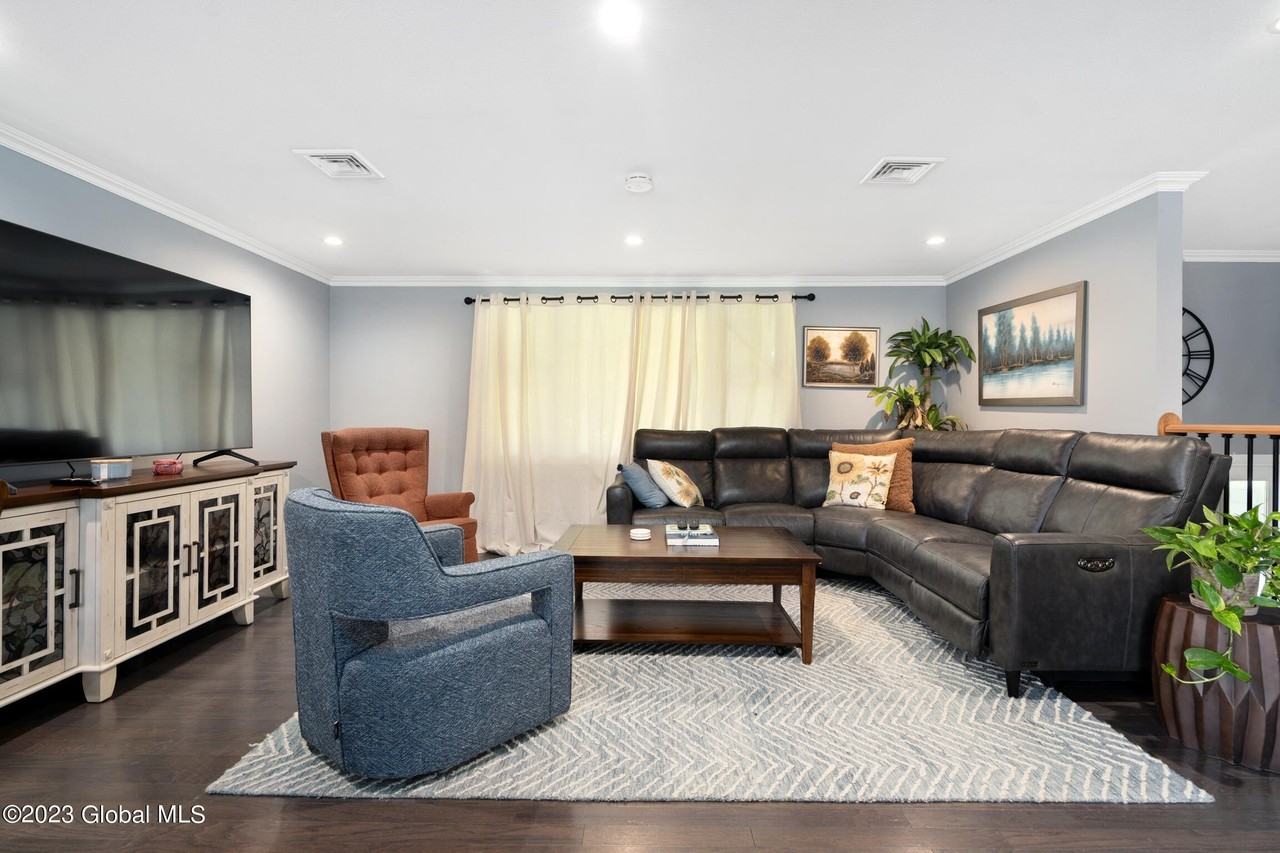 1 Laurie Ln - Photo 2 of 27