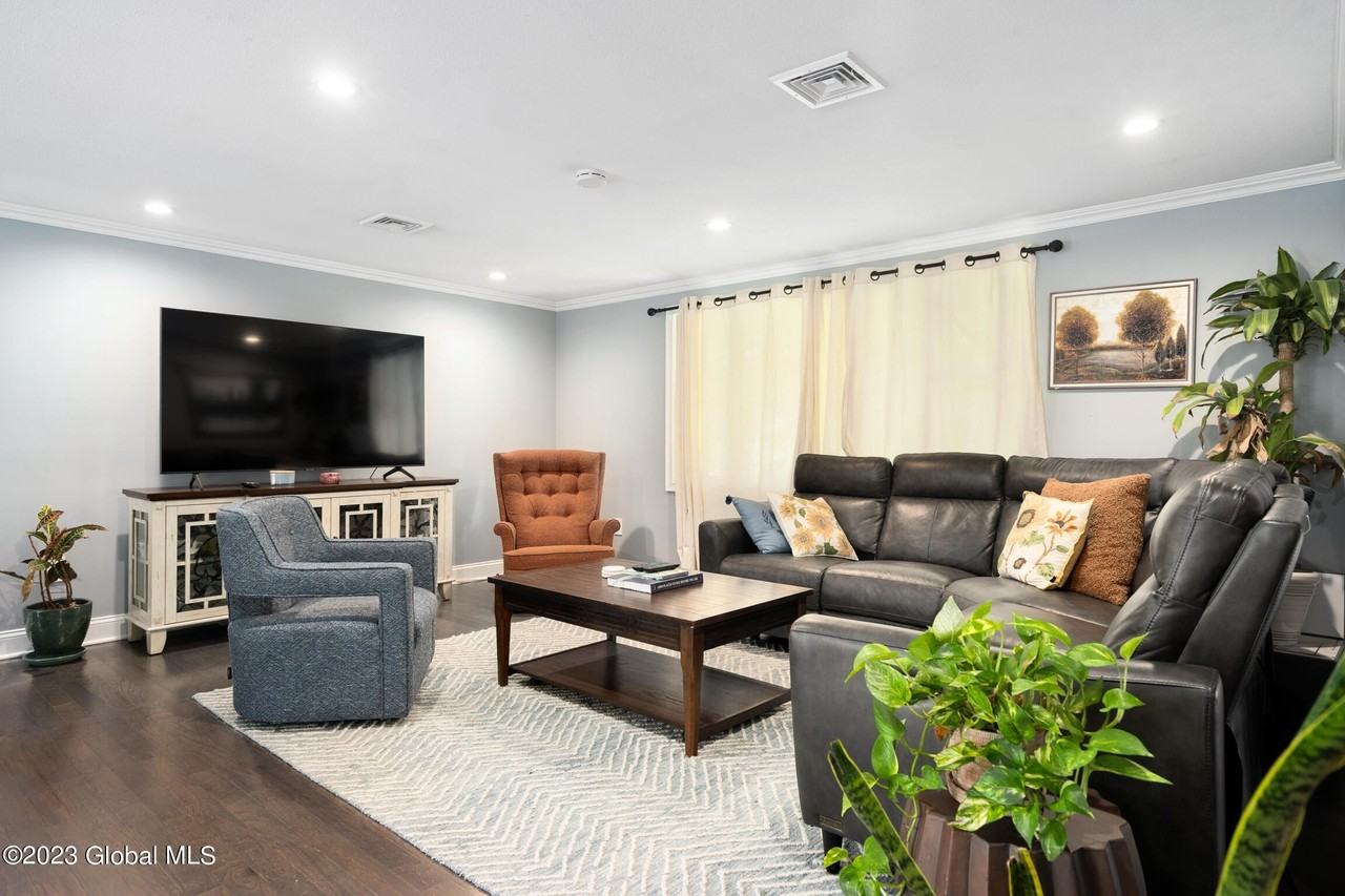 1 Laurie Ln - Photo 3 of 27