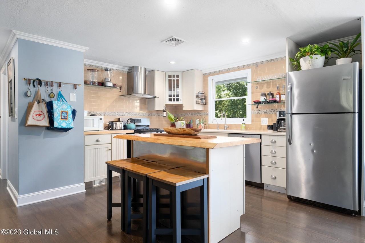 1 Laurie Ln - Photo 4 of 27