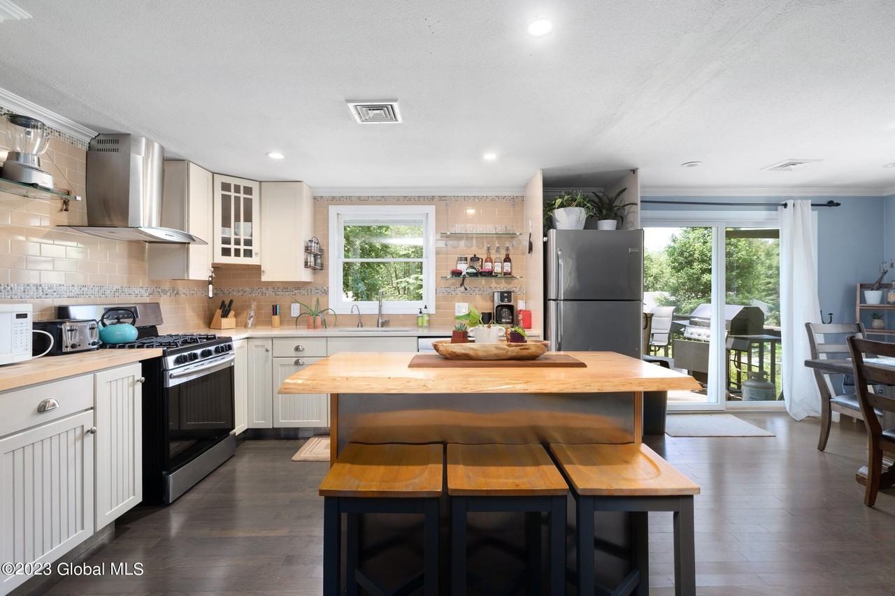 1 Laurie Ln - Photo 5 of 27