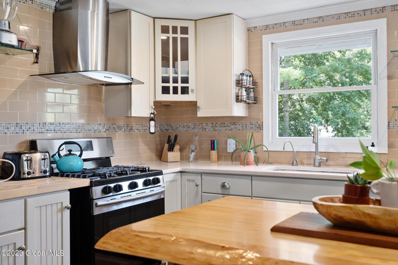 1 Laurie Ln - Photo 6 of 27