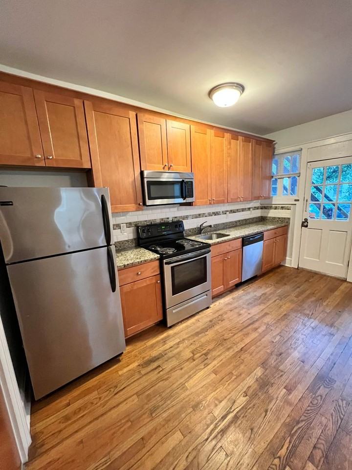 1107 W Grace St - Photo 6 of 30