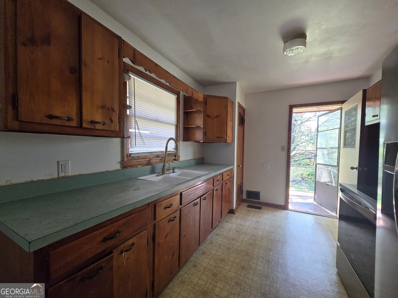 677 Shellnut Dr - Photo 6 of 18