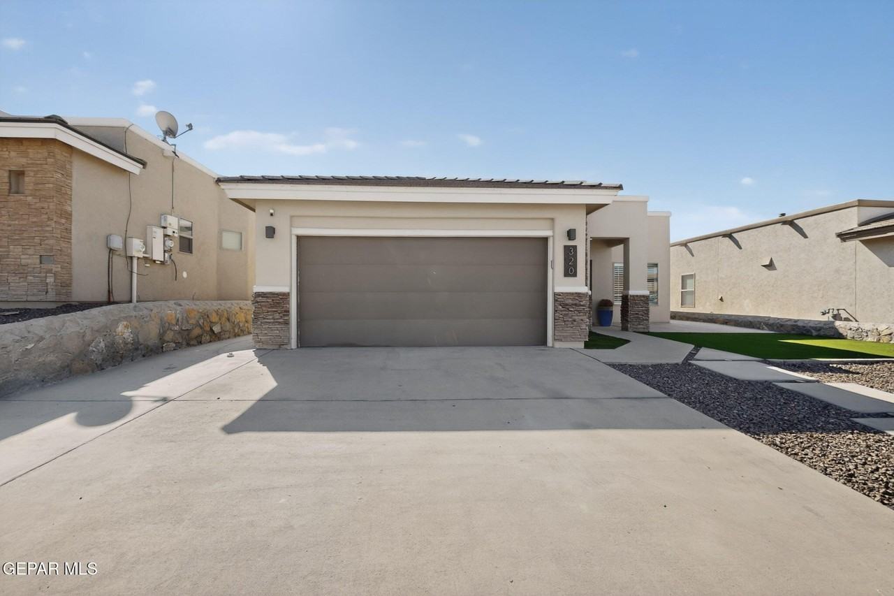 320 S Manzanita Dr - Photo 2 of 43