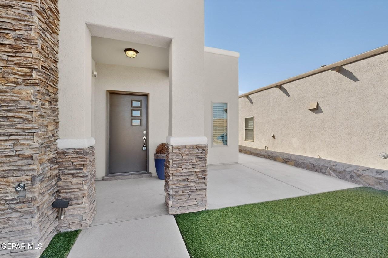 320 S Manzanita Dr - Photo 4 of 43