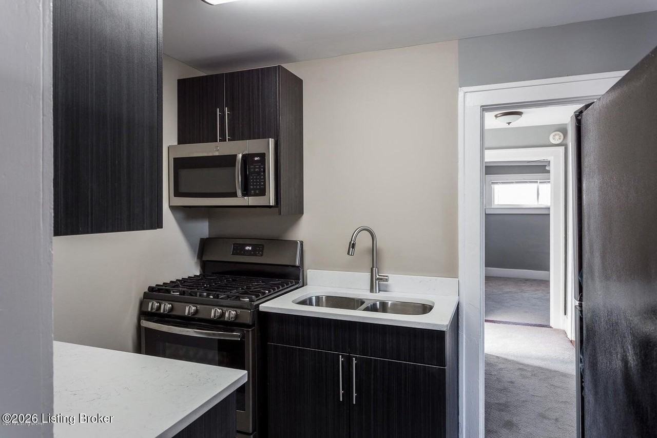 909 Ash St Apt 2 - Photo 4 of 16