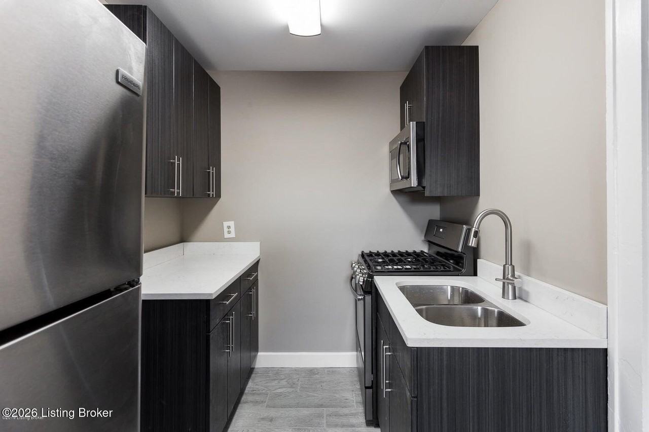 909 Ash St Apt 2 - Photo 5 of 16