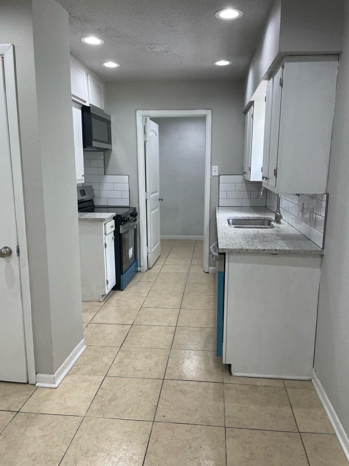 1338 Mccall St #1 - Photo 6 of 24