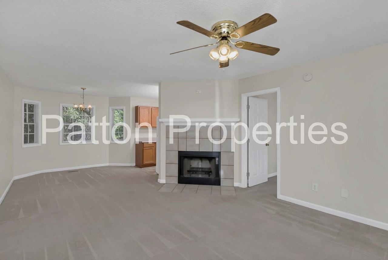 131 Renaissance Way - Photo 3 of 21