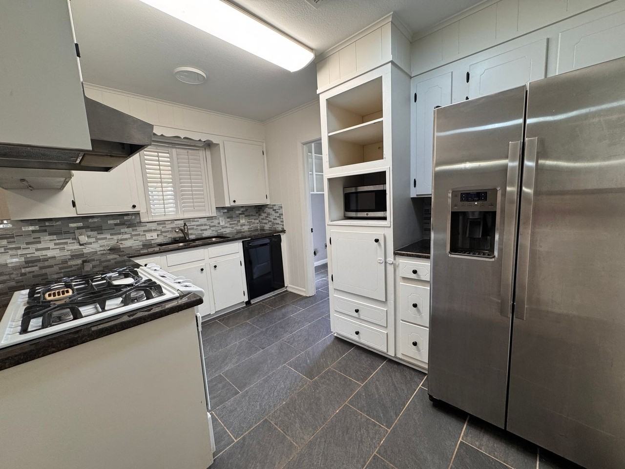 1821 Mars Dr - Photo 4 of 13