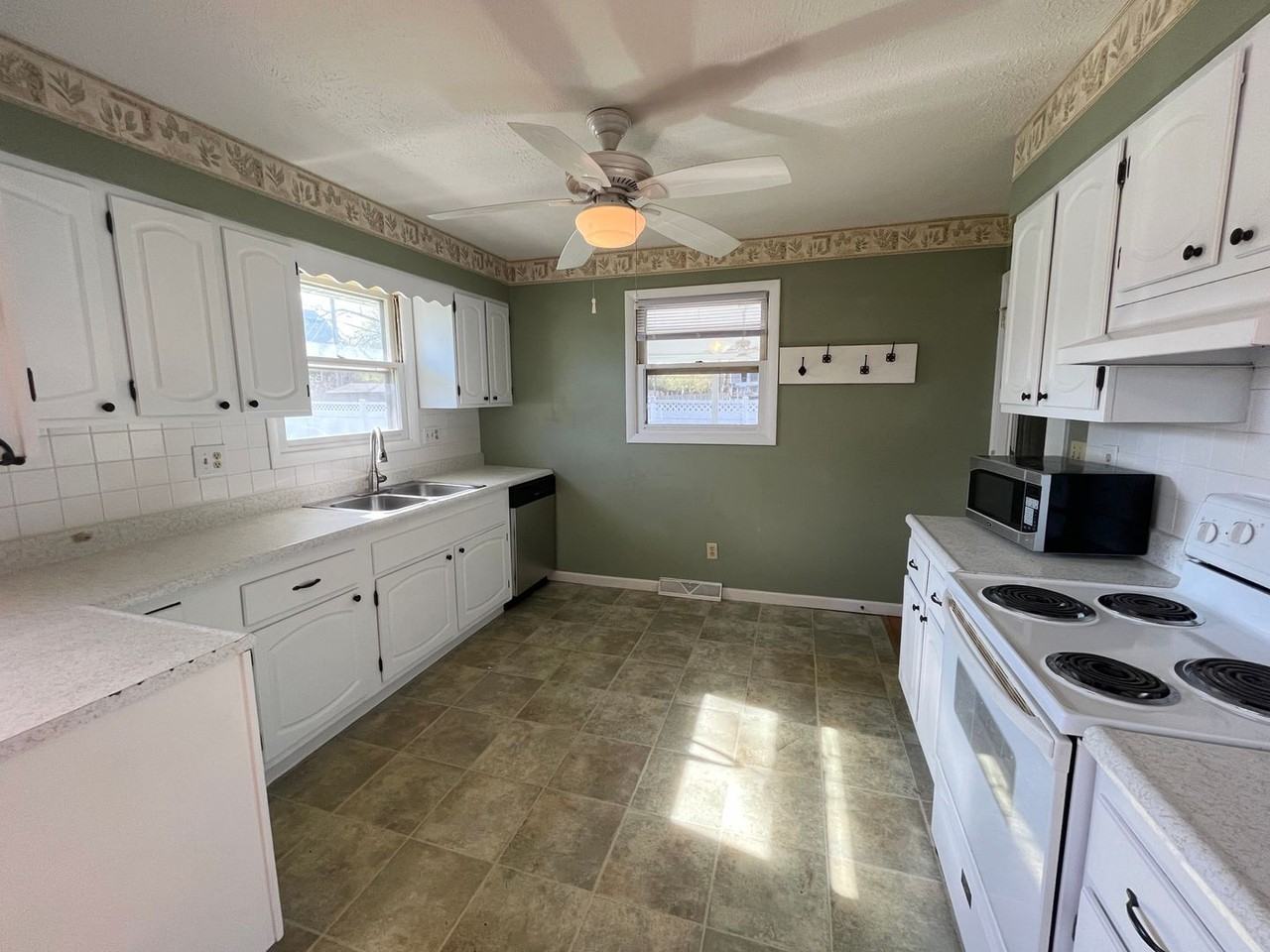 4059 Woodland Ln - Photo 5 of 19