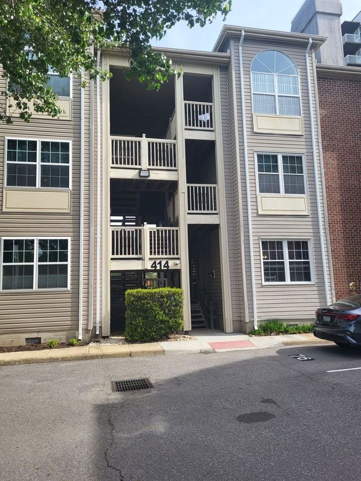 414 Delaware Ave #218