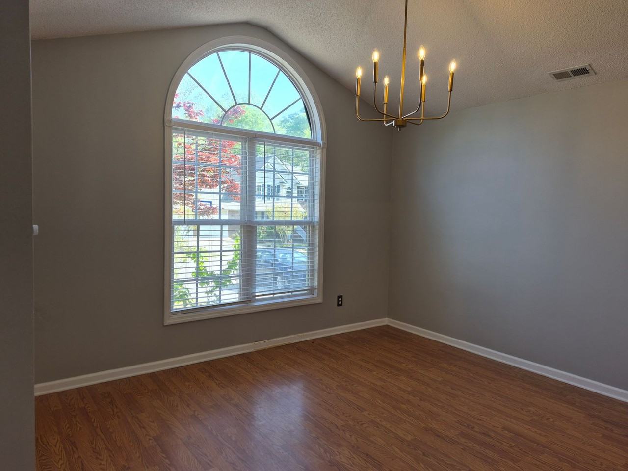 136 Arbor Dr - Photo 4 of 19