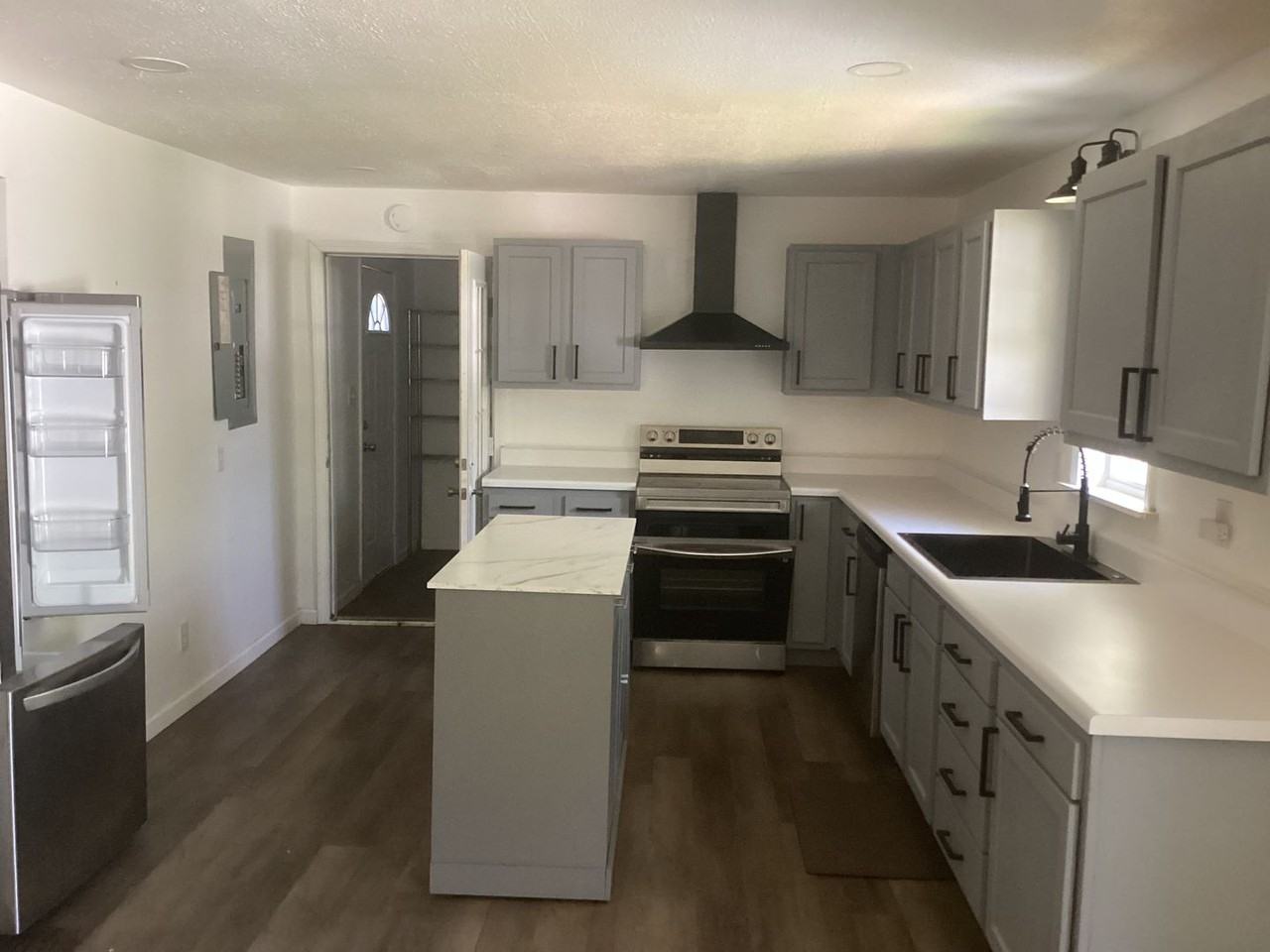 2540 Ewing Ave - Photo 4 of 12