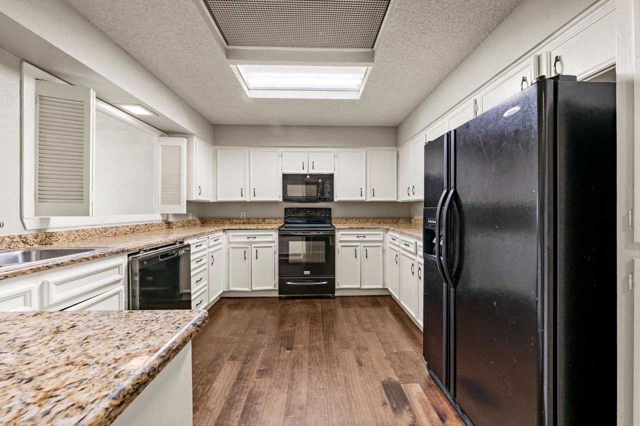 2812 Stewart Dr - Photo 5 of 21