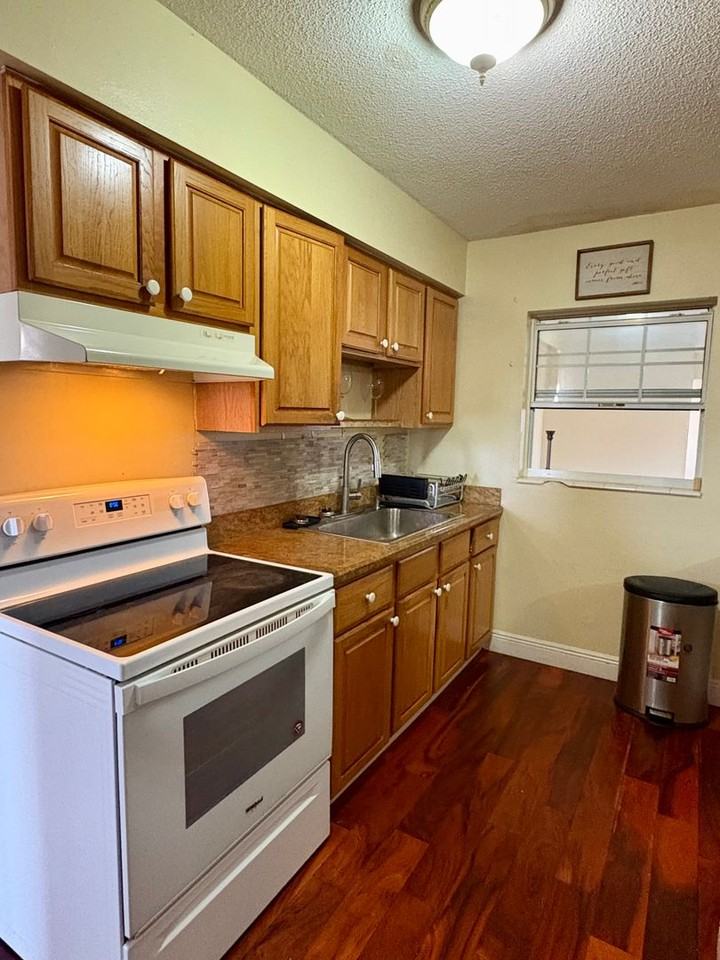 1506 Barcelona Ave - Photo 4 of 17