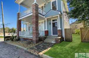 featured image of 25 E 33rd St