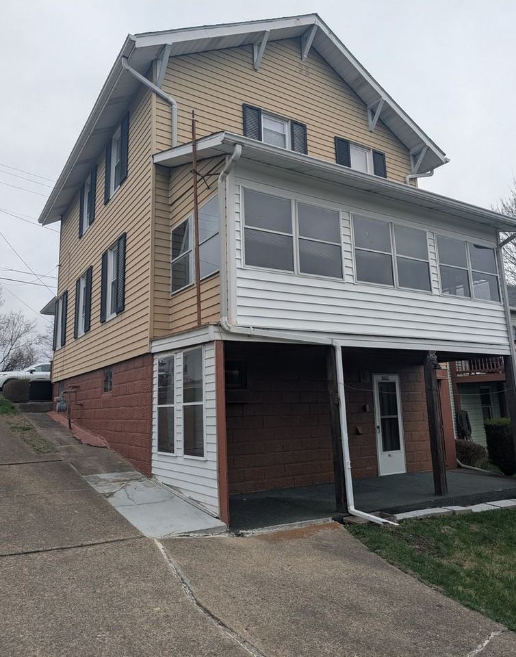 203 Summit Ave - Photo 2 of 9