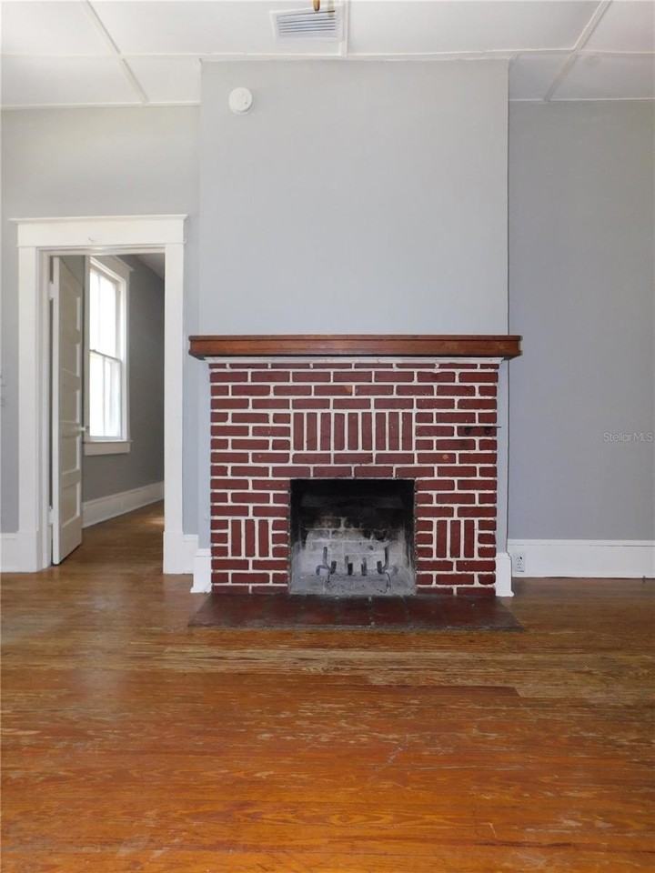 541 Ne 11th St - Photo 3 of 19