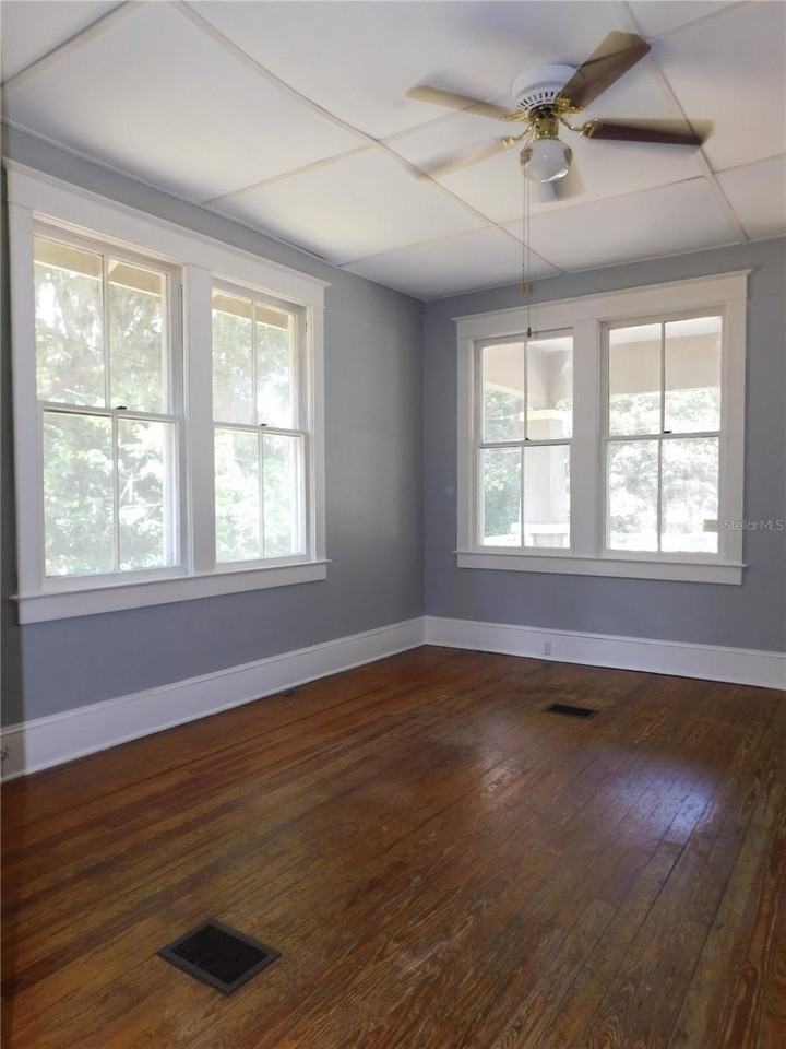 541 Ne 11th St - Photo 4 of 19