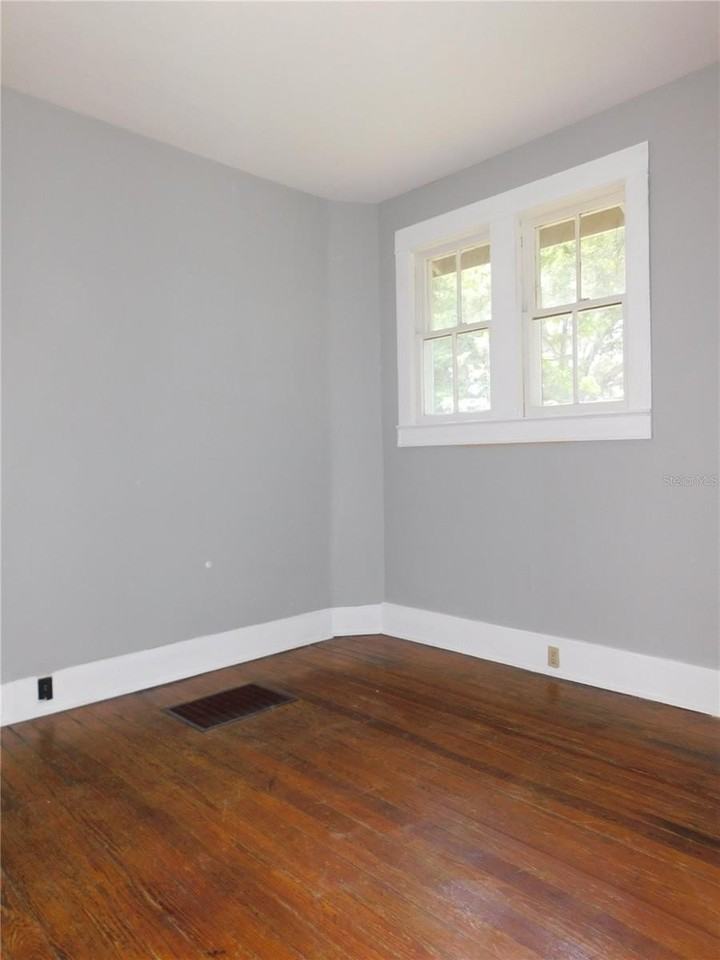 541 Ne 11th St - Photo 6 of 19