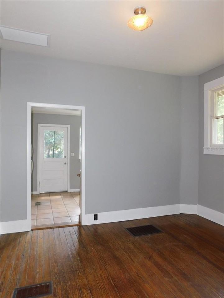 541 Ne 11th St - Photo 7 of 19