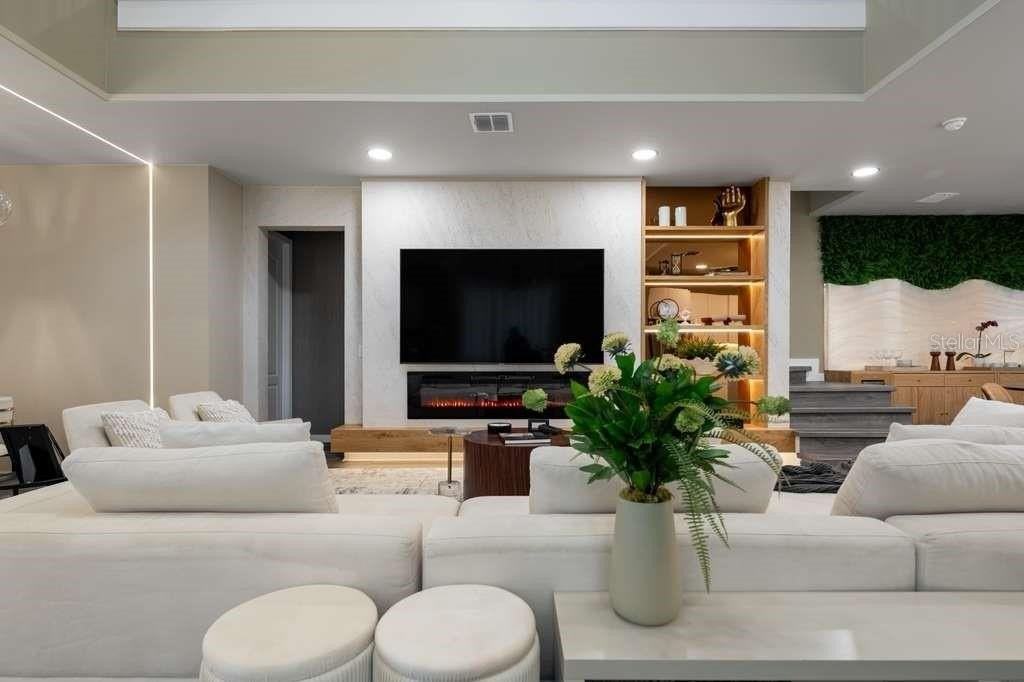 15542 Gwinnett Dr - Photo 2 of 25